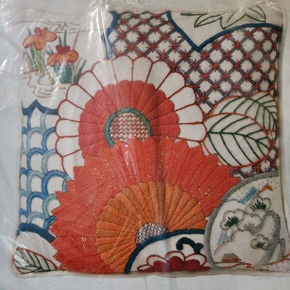 1977 Columbia Minerva Crewel Pillow Kit 14" x 14" Bright Bocade New - Picture 2 of 3